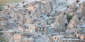 Com casas cavadas em cones de pedra natural, o vilarejo milenar no Irã surge como um recorde de arquitetura troglodita viva
