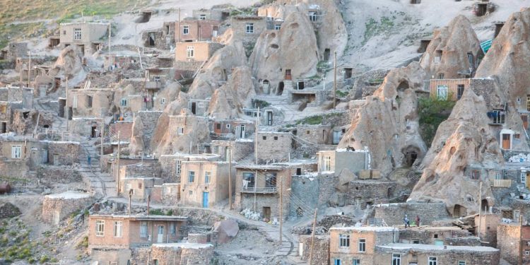 Com casas cavadas em cones de pedra natural, o vilarejo milenar no Irã surge como um recorde de arquitetura troglodita viva
