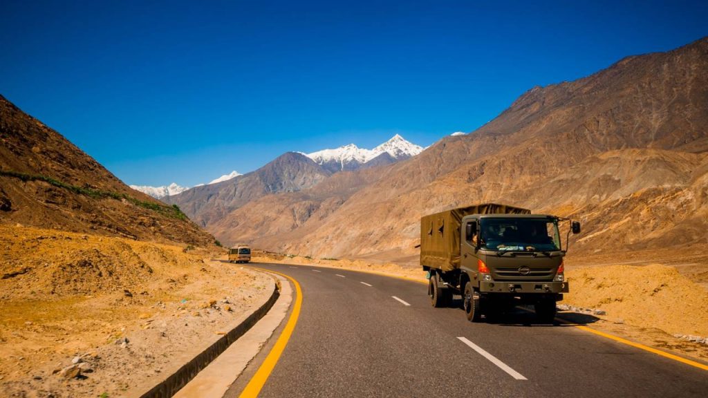 A rodovia asfaltada mais alta da Terra construída a 4600 metros de altitude sobre uma das falhas geológicas ativas mais mortais de todo o mundo