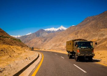 Com 1.300 km de extensão e atingindo 4.714 metros, a rodovia chinesa é a estrada internacional asfaltada mais alta do mundo e um recorde da engenharia