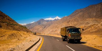 Com 1.300 km de extensão e atingindo 4.714 metros, a rodovia chinesa é a estrada internacional asfaltada mais alta do mundo e um recorde da engenharia