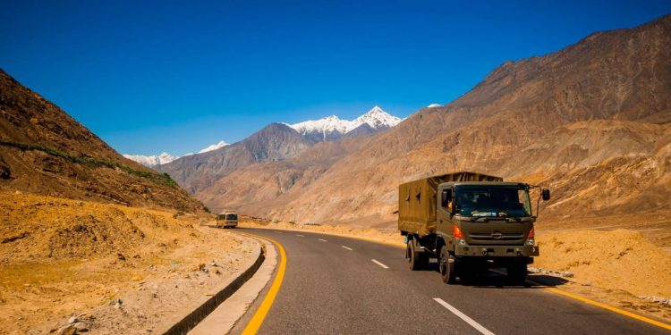 Com 1.300 km de extensão e atingindo 4.714 metros, a rodovia chinesa é a estrada internacional asfaltada mais alta do mundo e um recorde da engenharia