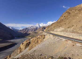 A rodovia asfaltada mais alta da Terra construída a 4600 metros de altitude sobre uma das falhas geológicas ativas mais mortais de todo o mundo