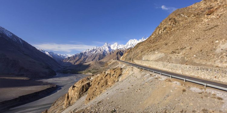 A rodovia asfaltada mais alta da Terra construída a 4600 metros de altitude sobre uma das falhas geológicas ativas mais mortais de todo o mundo