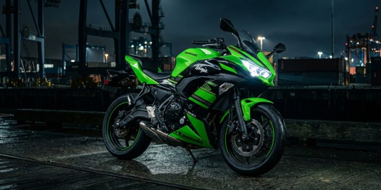 Moto de alta tecnologia por menos de R$ 28 mil aparece como alternativa econômica para quem quer esportividade