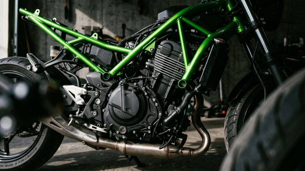 Embreagem deslizante e quadro em treliça por R$ 38 mil tornam o novo modelo da Kawasaki o pesadelo das marcas rivais
