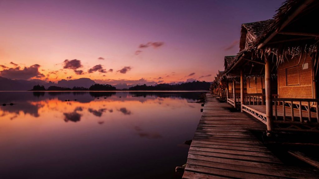 Com florestas de 160 milhões de anos, o parque tailandês abriga o lago Cheow Lan e virou um dos redutos mais antigos de biodiversidade do planeta