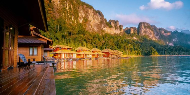 Com florestas de 160 milhões de anos, o parque tailandês abriga o lago Cheow Lan e virou um dos redutos mais antigos de biodiversidade do planeta