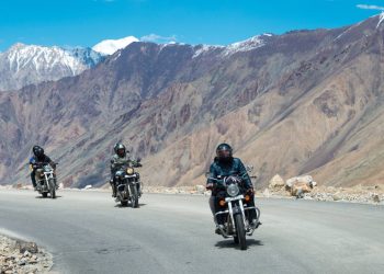 A rodovia na Índia atinge 5.359 metros de altitude; construída em 1988 na cordilheira do Himalaia, ela exige veículos especiais para o ar rarefeito