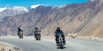 A rodovia na Índia atinge 5.359 metros de altitude; construída em 1988 na cordilheira do Himalaia, ela exige veículos especiais para o ar rarefeito