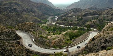 A rodovia paquistanesa atinge 1.070m de altitude; cortando um desfiladeiro histórico de 53 km, a rota é o ponto de ligação crucial entre o Paquistão e o Afeganistão