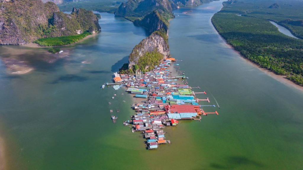 Com 1.600 habitantes e uma vila suspensa sobre palafitas, a ilha tailandesa virou um marco de engenharia comunitária no Mar de Andamão