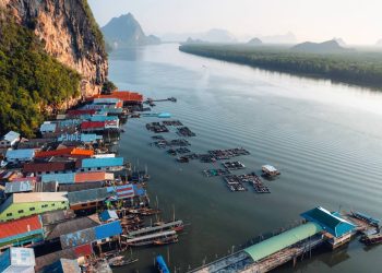Com 1.600 habitantes e uma vila suspensa sobre palafitas, a ilha tailandesa virou um marco de engenharia comunitária no Mar de Andamão