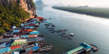 Com 1.600 habitantes e uma vila suspensa sobre palafitas, a ilha tailandesa virou um marco de engenharia comunitária no Mar de Andamão