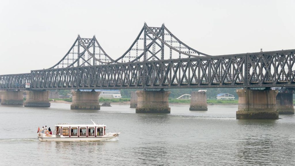 Com 944 metros de extensão sobre o Rio Yalu, a ponte que conecta China e Coreia do Norte surge como um marco diplomático e histórico