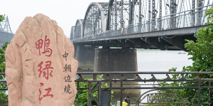 Com 944 metros de extensão sobre o Rio Yalu, a ponte que conecta China e Coreia do Norte surge como um marco diplomático e histórico