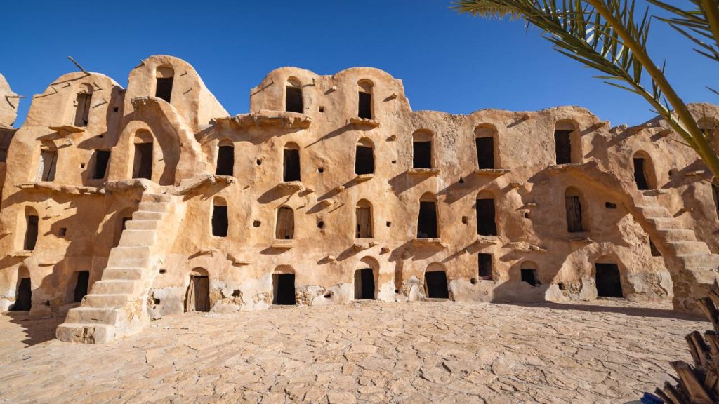 Erguendo 400 celeiros de barro em 4 andares, a histórica vila da Tunísia revela-se um recorde incrível da arquitetura do deserto