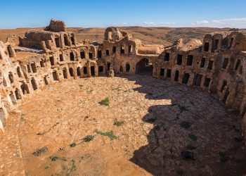 Erguendo 400 celeiros de barro em 4 andares, a histórica vila da Tunísia revela-se um recorde incrível da arquitetura do deserto