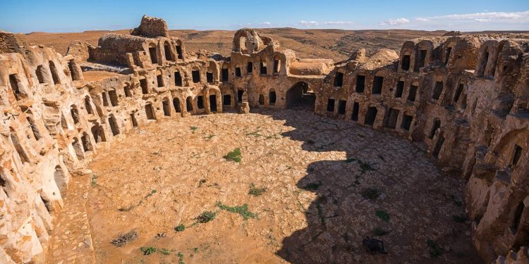 Erguendo 400 celeiros de barro em 4 andares, a histórica vila da Tunísia revela-se um recorde incrível da arquitetura do deserto