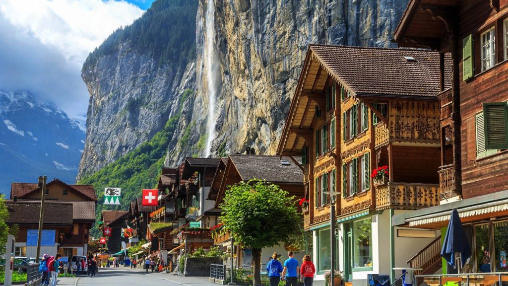 Com 72 cachoeiras entre vales alpinos, Lauterbrunnen é considerada a opção ideal para quem busca tranquilidade e natureza na Suíça