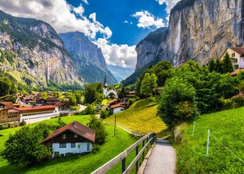 Com 72 cachoeiras entre vales alpinos, Lauterbrunnen é considerada a opção ideal para quem busca tranquilidade e natureza na Suíça