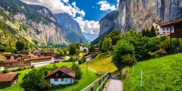 Com 72 cachoeiras entre vales alpinos, Lauterbrunnen é considerada a opção ideal para quem busca tranquilidade e natureza na Suíça