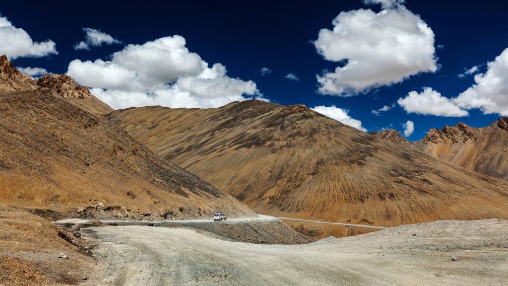 Com 490 km de extensão no Himalaia, a estrada que atinge 5.325 metros surge como um marco da engenharia extrema na Índia