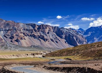 Com 490 km de extensão no Himalaia, a estrada que atinge 5.325 metros surge como um marco da engenharia extrema na Índia