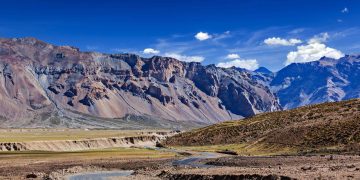 Com 490 km de extensão no Himalaia, a estrada que atinge 5.325 metros surge como um marco da engenharia extrema na Índia