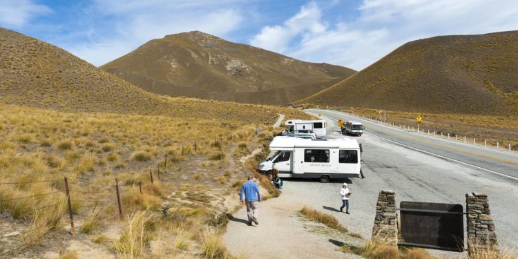 Com o trajeto a 971 metros de altitude e cercada por colinas douradas, a passagem na Nova Zelândia tornou-se o cenário alpino mais icônico do país