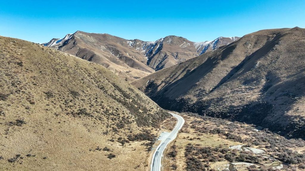 Com 971 metros de altura, a passagem rodoviária neozelandesa cruza montanhas áridas e surge como um dos trajetos mais icônicos da Ilha Sul