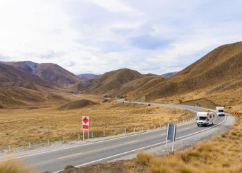 Com 971 metros de altura, a passagem rodoviária neozelandesa cruza montanhas áridas e surge como um dos trajetos mais icônicos da Ilha Sul