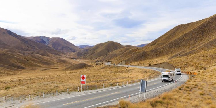 Com 971 metros de altura, a passagem rodoviária neozelandesa cruza montanhas áridas e surge como um dos trajetos mais icônicos da Ilha Sul