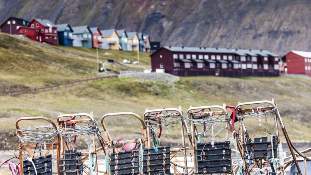 A remota vila no Círculo Polar Ártico onde é proibido morrer devido ao frio extremo que impede a decomposição