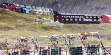 A cidade gelada na Noruega onde é estritamente proibido morrer e os residentes não podem ter gatos como animais de estimação