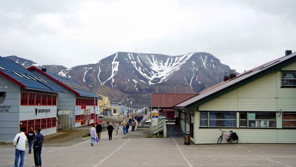 A cidade gelada na Noruega onde é estritamente proibido morrer e os residentes não podem ter gatos como animais de estimação