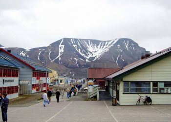 A remota vila no Círculo Polar Ártico onde é proibido morrer devido ao frio extremo que impede a decomposição