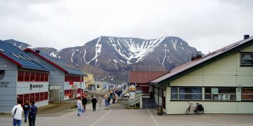 A remota vila no Círculo Polar Ártico onde é proibido morrer devido ao frio extremo que impede a decomposição