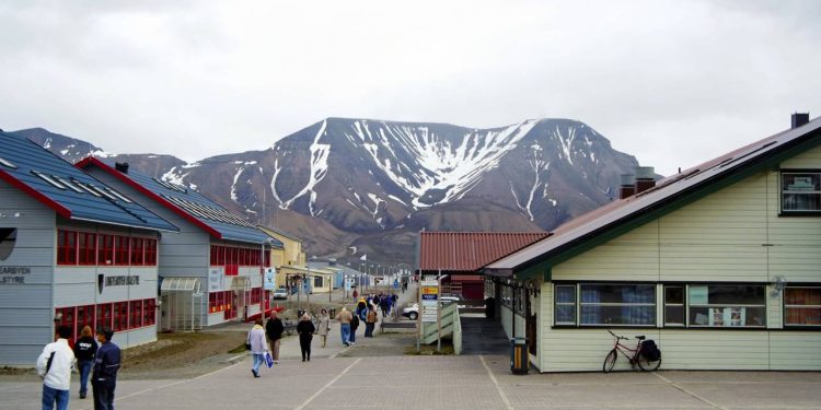 A remota vila no Círculo Polar Ártico onde é proibido morrer devido ao frio extremo que impede a decomposição