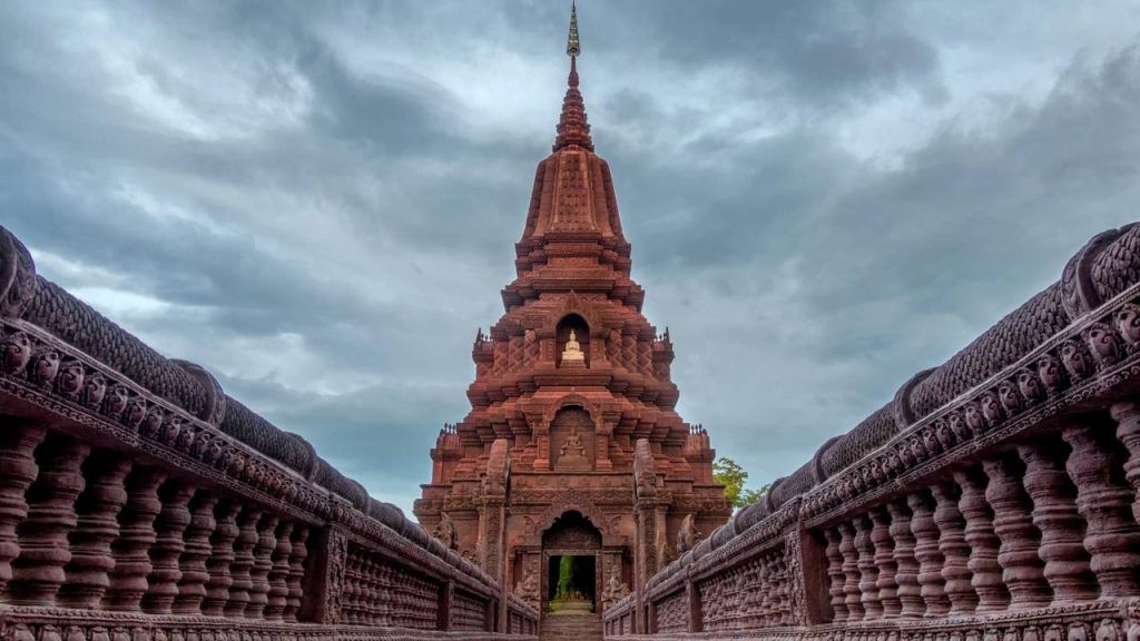 A cidade tailandesa é dominada por milhares de macacos que ocupam templos do século XIII; o local é o reduto mais famoso de interação animal do país