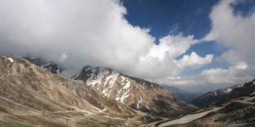 Com 3.118 metros de altitude e um túnel de 10 km, a passagem no Paquistão detém o recorde de maior túnel rodoviário do país