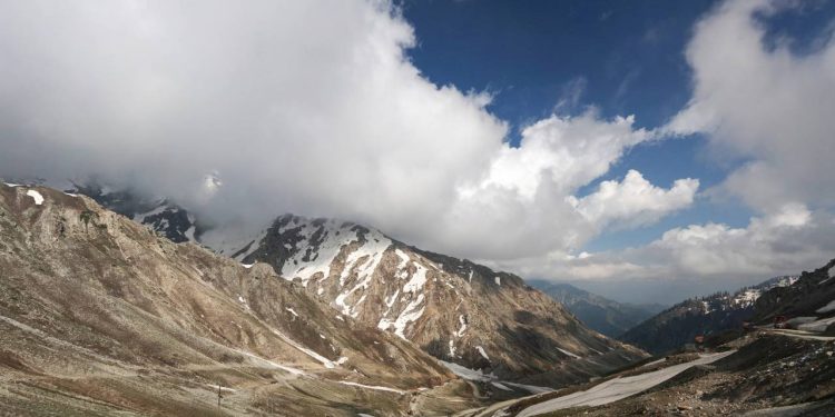 Com 3.118 metros de altitude e um túnel de 10 km, a passagem no Paquistão detém o recorde de maior túnel rodoviário do país