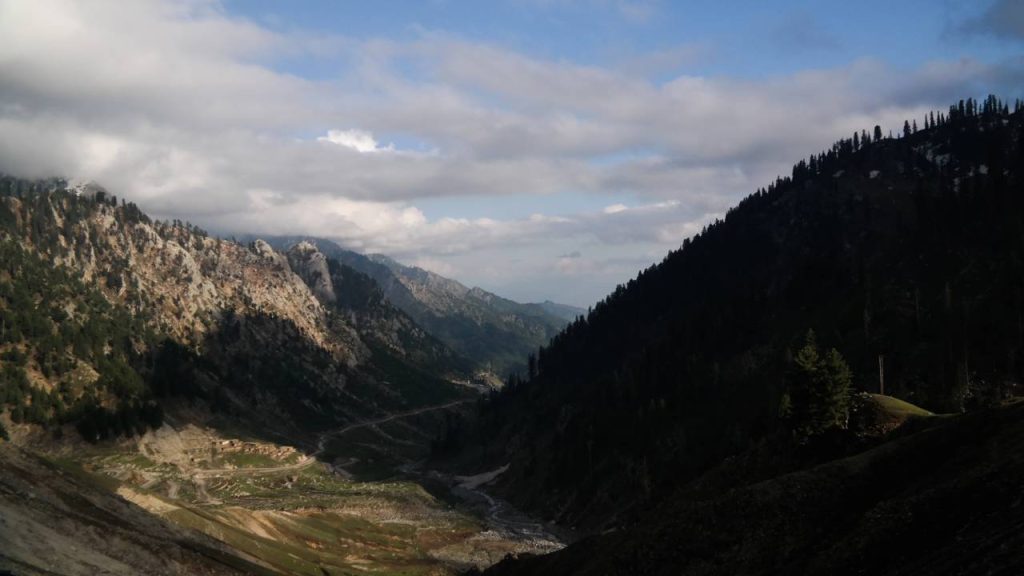 Com 3.118 metros de altitude e um túnel de 10 km, a passagem no Paquistão detém o recorde de maior túnel rodoviário do país