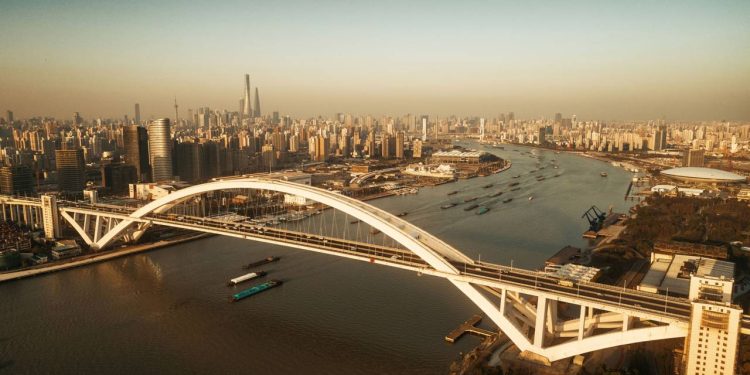 Com um arco colossal de 550 metros sobre o rio Huangpu, a ponte chinesa desafiou a gravidade e consolidou-se como um dos ícones da arquitetura moderna de Xangai