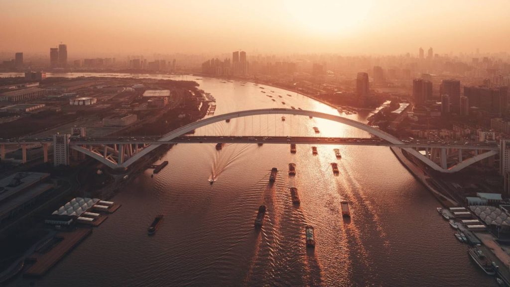 Com um arco colossal de 550 metros sobre o rio Huangpu, a ponte chinesa desafiou a gravidade e consolidou-se como um dos ícones da arquitetura moderna de Xangai