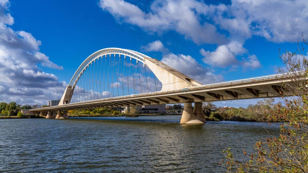 Com um arco central de 189 metros e design de Calatrava, a obra de 1991 é um dos maiores marcos da engenharia contemporânea na Espanha