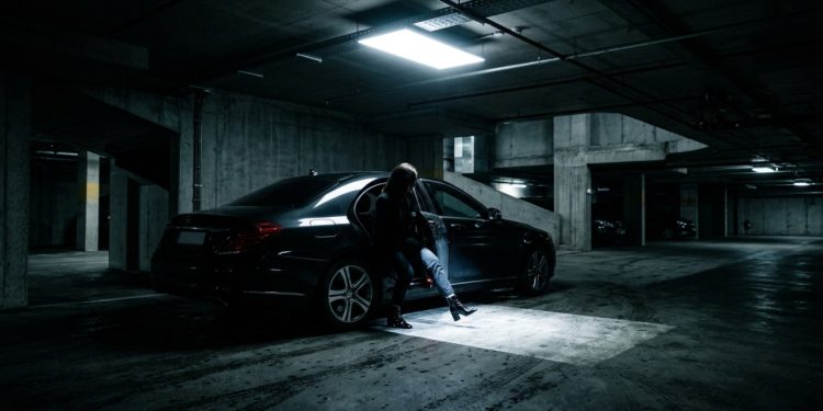 Instalar sensores de presença em corredores e garagens corta o desperdício de luz e aumenta a vida útil das lâmpadas em três vezes