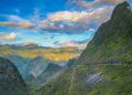 A rodovia vietnamita sobe a 1.500 metros de altitude; esculpida em rocha, a rota surge como o caminho mais perigoso e dramático do país