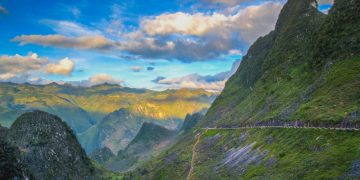 A rodovia vietnamita sobe a 1.500 metros de altitude; esculpida em rocha, a rota surge como o caminho mais perigoso e dramático do país