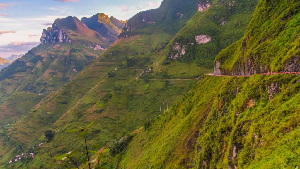 A rodovia vietnamita sobe a 1.500 metros de altitude; esculpida em rocha, a rota surge como o caminho mais perigoso e dramático do país